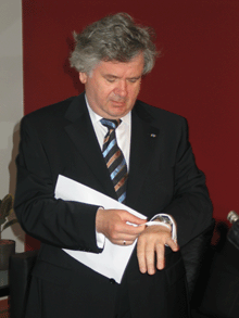 UTANRÍKISRÁÐHERRA FÆRT HVÍTA BANDIÐ