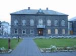 BEÐIÐ SVARS Á ALÞINGI UM SÖLU BÚNAÐARBANKANS