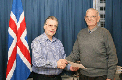 HEIÐURSMAÐUR GEFUR ÍSLENSKA FÁNANN
