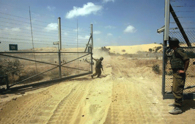 FLÓTTAMENN Í LÍBANON OG ROTNANDI ÁVEXTIR Í GAZA