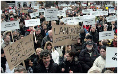 YFIRVEGUÐ LÖGREGLA