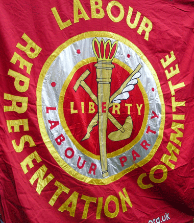 TALAÐ TIL VINSTRI Í BRESKA VERKAMANNAFLOKKNUM