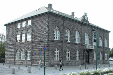 VANTRAUST RÆTT Á ALÞINGI Á MORGUN