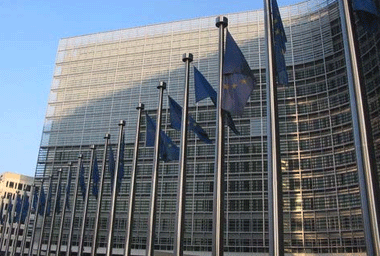 LYFJARISAR KÆRA OKKUR TIL BRUSSEL