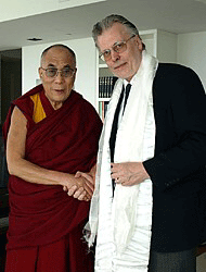 FRIÐFLYTJANDI HEIMSÆKIR ÍSLAND