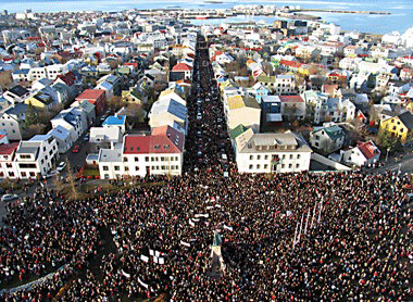ER ÞJÓÐIN TRAUSTSINS VERÐ?