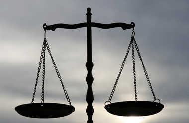 VÖRSLUSVIPTINGAR OG RÉTTARRÍKIÐ