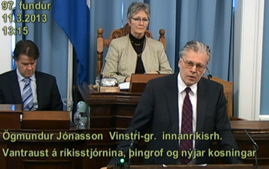 Vantraust og stjórnarskrá