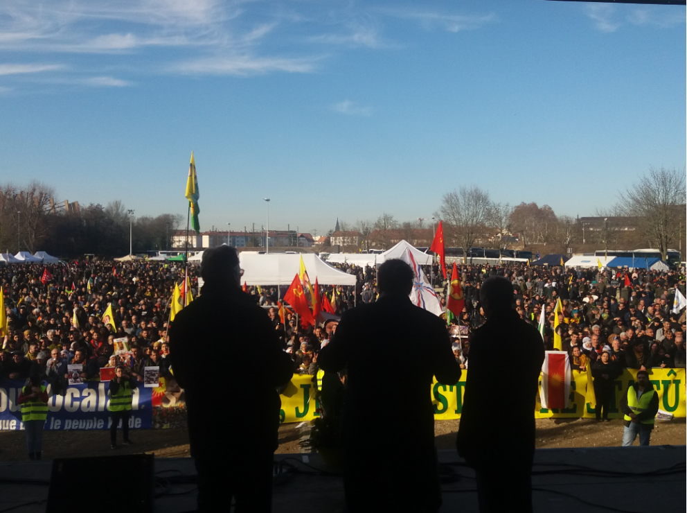 Á ÚTIFUNDI Í STRASSBORG UM NIÐURLÆGINGU ÞAGNARINNAR