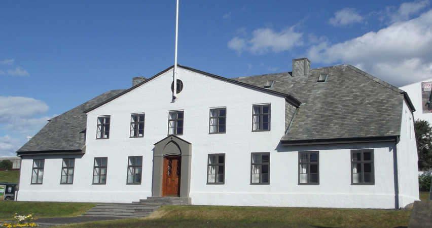 TEKIÐ UNDIR OFURLAUNAGAGNRÝNI ÚR STJÓRTNARRÁÐI