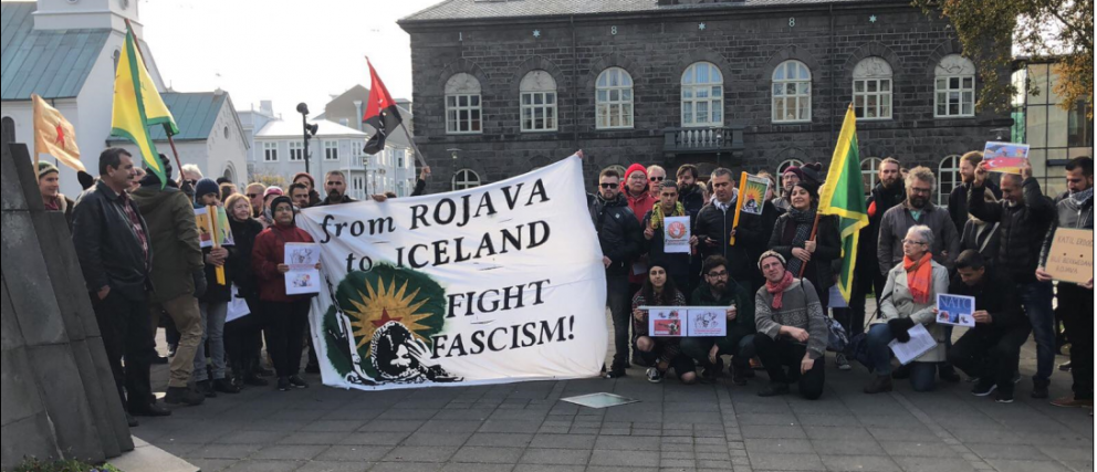 ÁRÁSINNI Á ROJAVA MÓTMÆLT Á AUSTURVELLI