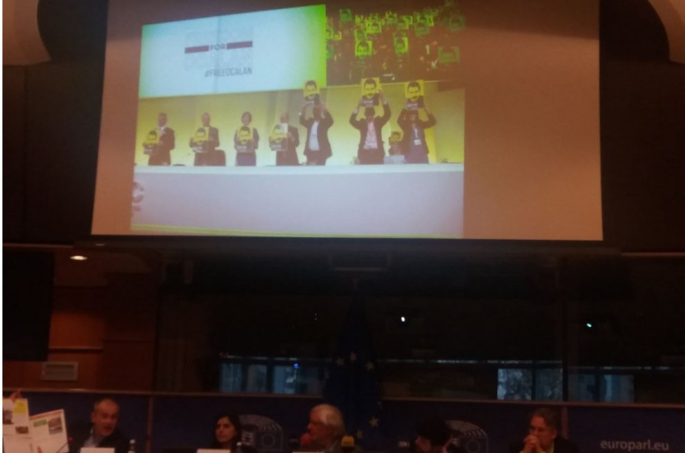 DAGUR TVÖ Á KÚRDAFUNDI Í BRUSSEL