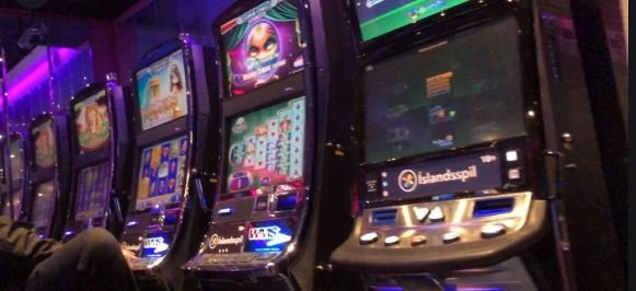 HUGLEIÐINGAR UM FLUGELDA OG SPILAVÍTI