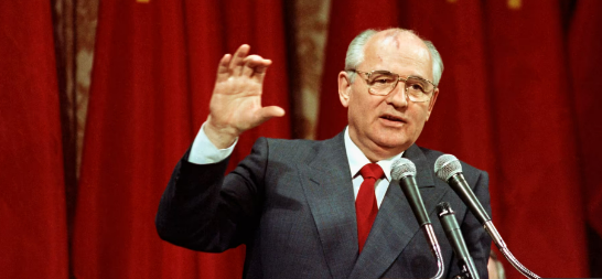 SKILDI EFTIR ÁKALL UM AFVOPNUN