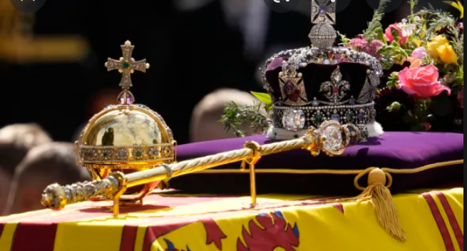 DAUÐI DROTTNINGAR OG DUFT HINNA DÁNU