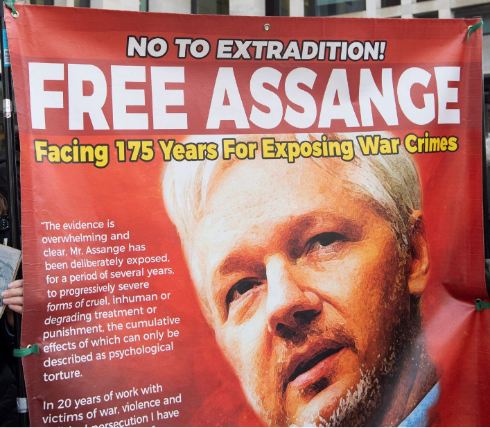 SAMSTAÐA VIÐ ALÞINGISHÚSIÐ KLUKKAN  12 Á LAUGARDAG TIL STUÐNINGS JULIAN ASSANGE OG WIKILEAKS: VERJUM…