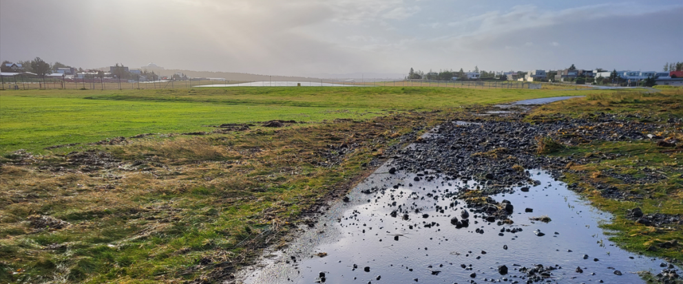 HVE HÁ OG HVE BREIÐ ÞYRFTI FLUGBRAUT ÞARNA AÐ VERA?