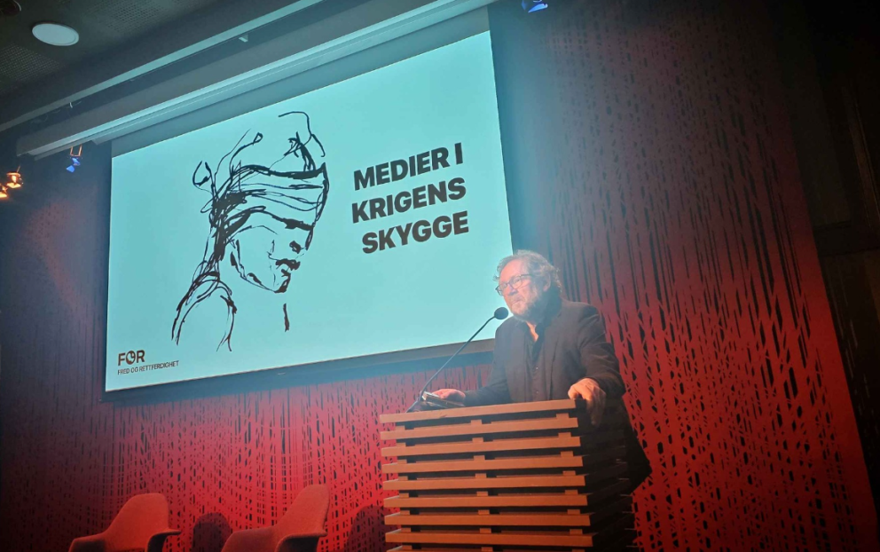 FJÖLMIÐLAR Í SKUGGA STRÍÐS