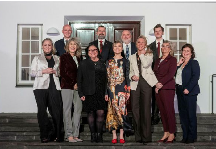 ÞURFA AÐHALD AÐ UTAN