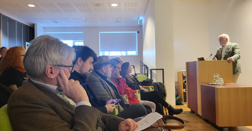 FRÓÐLEGT MÁLÞING UM FRÉTTAMENNSKU