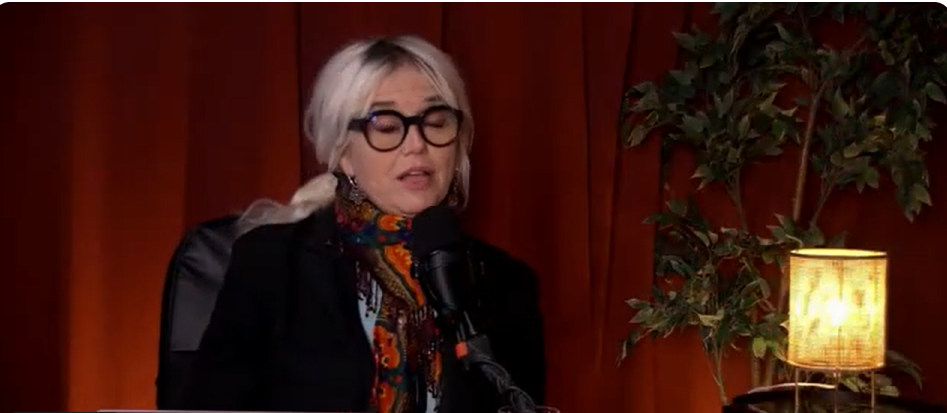 ODDNÝ BÝÐUR AÐ RAUÐU BORÐI