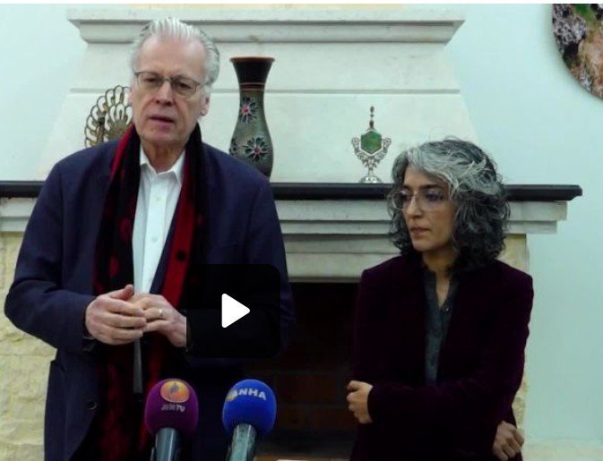 Á FRÉTTAMANNAFUNDI Í ROJAVA