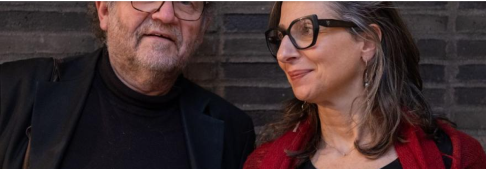 JOHN Y. JONES KYNNIR UMHEIMINN