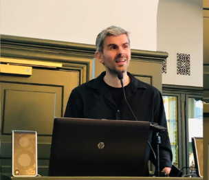 JÓN KARL STEFÁNSSON RÝNIR Í SÖGU OG SAMTÍÐ