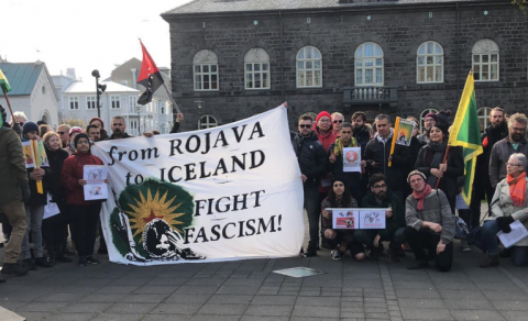 ÁRÁSINNI Á ROJAVA MÓTMÆLT Á AUSTURVELLI