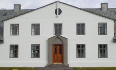 ALÞINGI OG RÍKISSTJÓRN AXLI ÁBYRGÐ