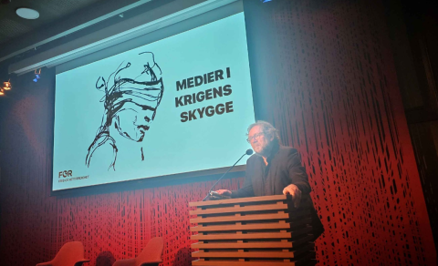 FJÖLMIÐLAR Í SKUGGA STRÍÐS