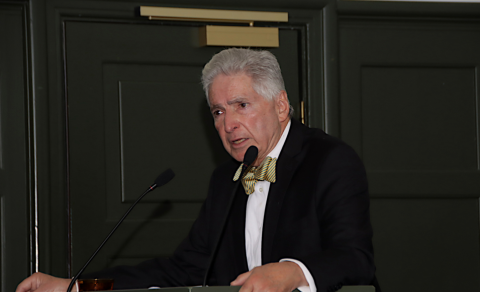 ALFRED DE ZAYAS FYRIR FULLU HÚSI