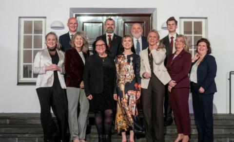 ÞURFA AÐHALD AÐ UTAN