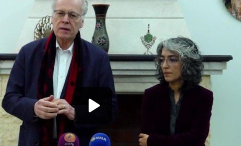 Á FRÉTTAMANNAFUNDI Í ROJAVA