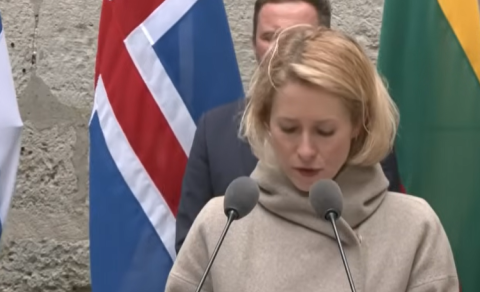 UTANRÍKISRÁÐHERRA ESB OPNAR PAKKANN